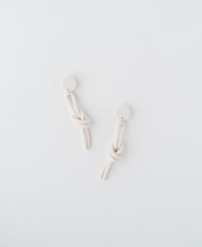 Abrazo earrings by APÖ, handmade polymer clay earrings with a sculptural knotted shape, artistic, lightweight, and customizable in color.