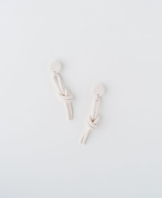 Abrazo earrings by APÖ, handmade polymer clay earrings with a sculptural knotted shape, artistic, lightweight, and customizable in color.