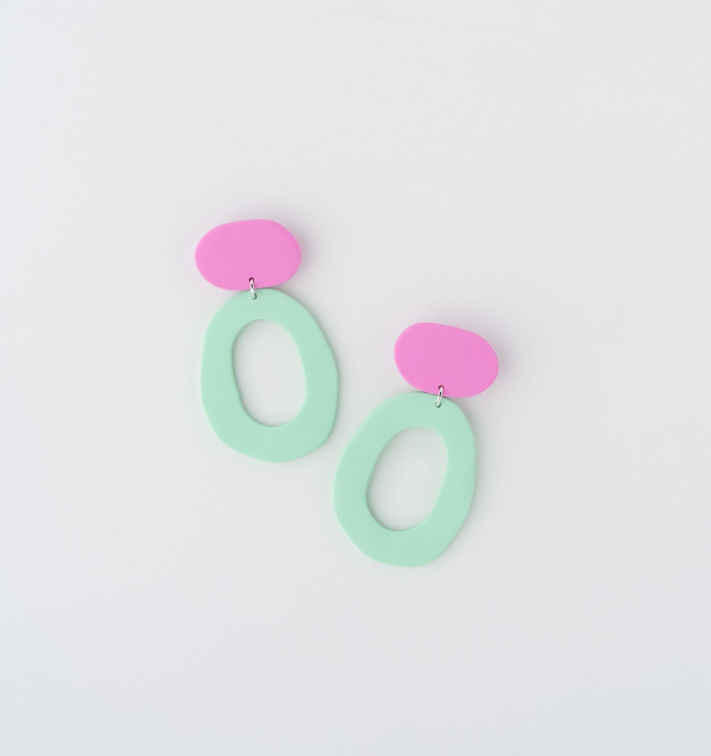 Aurículas earrings by APÖ, handcrafted polymer clay earrings with bold circular forms and contrasting colors, medium-sized, lightweight, and artistic.