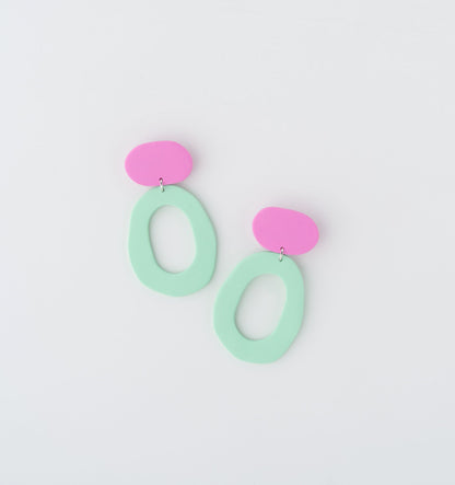 Aurículas earrings by APÖ, handcrafted polymer clay earrings with bold circular forms and contrasting colors, medium-sized, lightweight, and artistic.