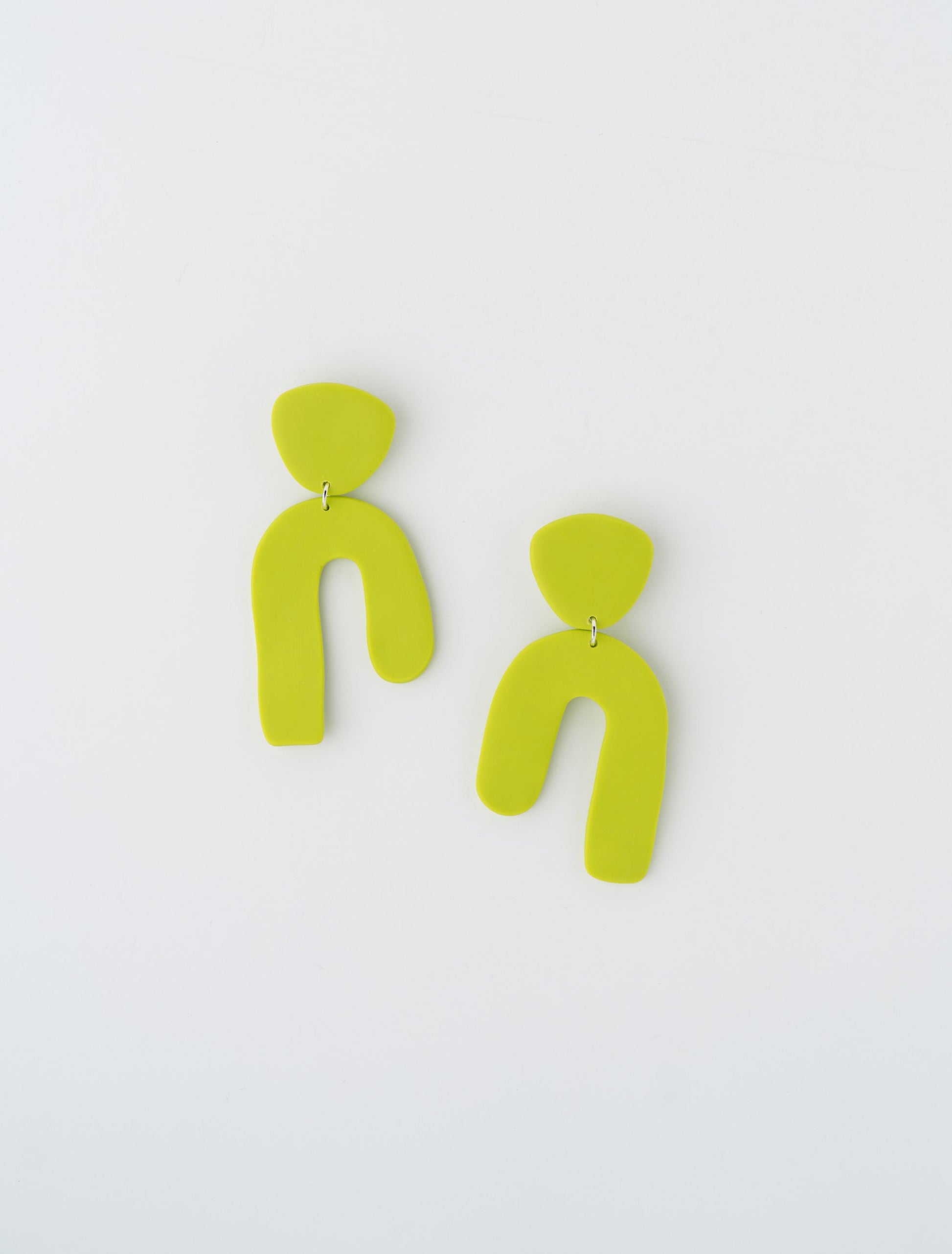 Complemento earrings by APÖ, handmade polymer clay earrings including a sculpted arch, medium-sized and lightweight.