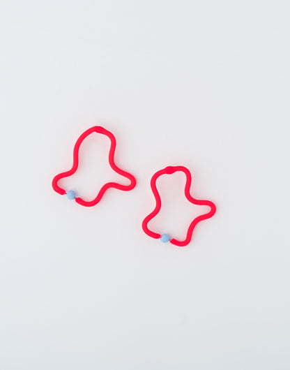 Connection earrings by APÖ, handmade in polymer clay with a minimalist curved design, ultra-lightweight and customizable in various colors.