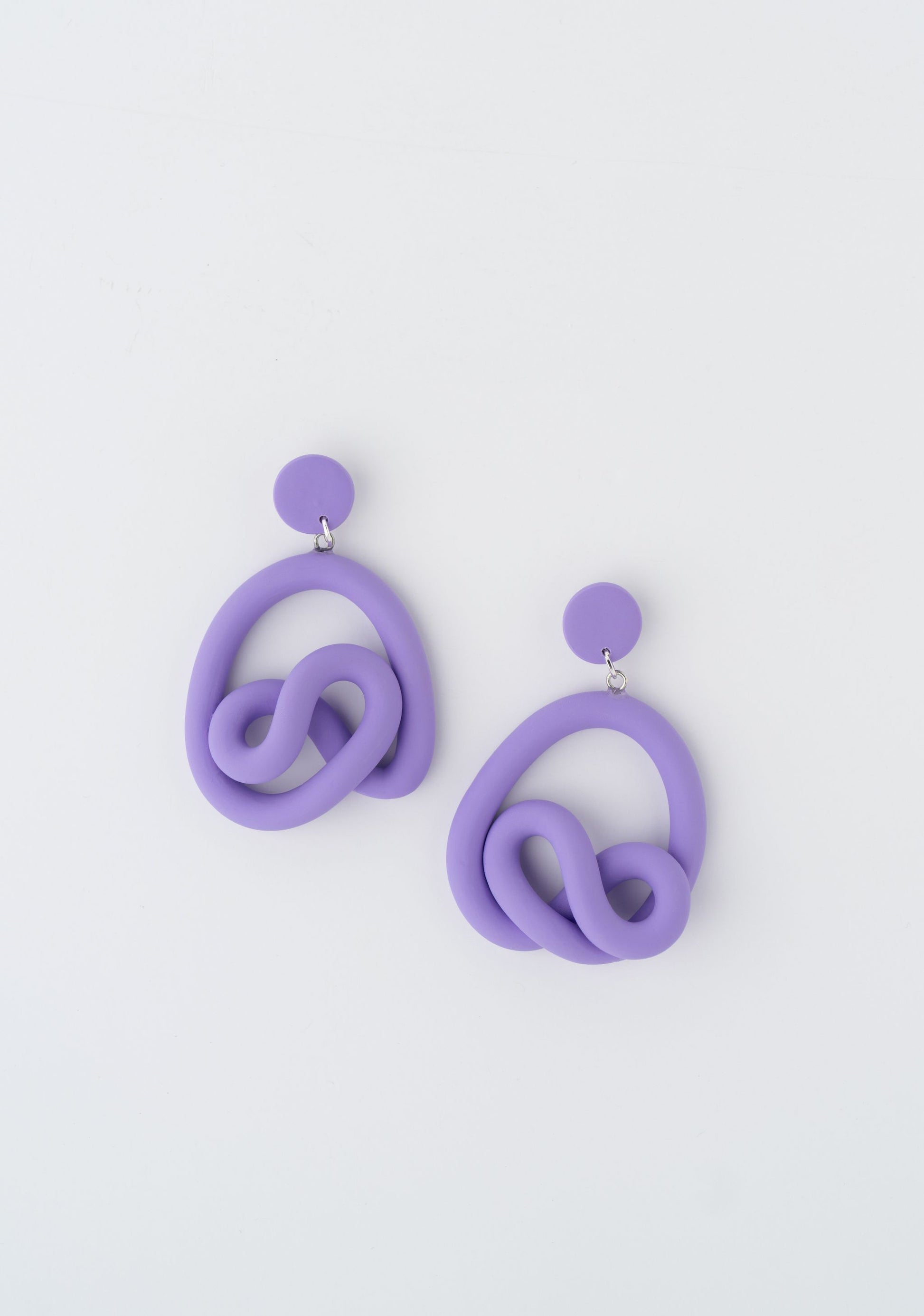 Gran Nudo earrings by APÖ, handmade polymer clay earrings in a sculptural knot shape, lightweight, medium-sized, and available in custom colors.