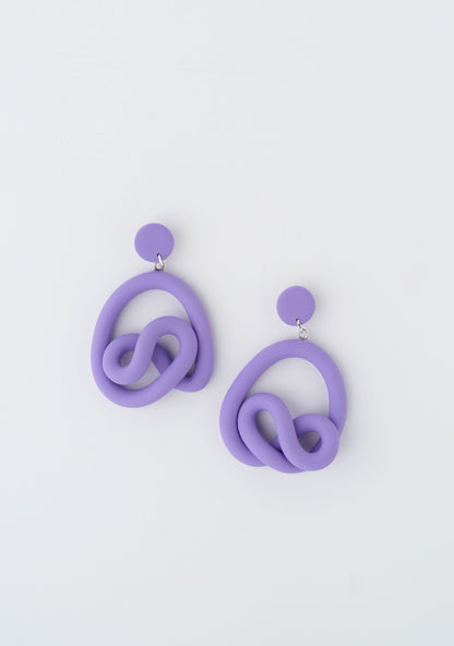 Gran Nudo earrings by APÖ, handmade polymer clay earrings in a sculptural knot shape, lightweight, medium-sized, and available in custom colors.